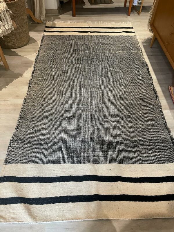 Photo d'un tapis Beni-Ouarain Zanafi tissé noir et blanc.