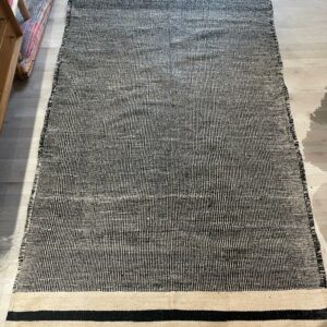 Photo d'un tapis Zanafi en laine tissé noir et blanc.