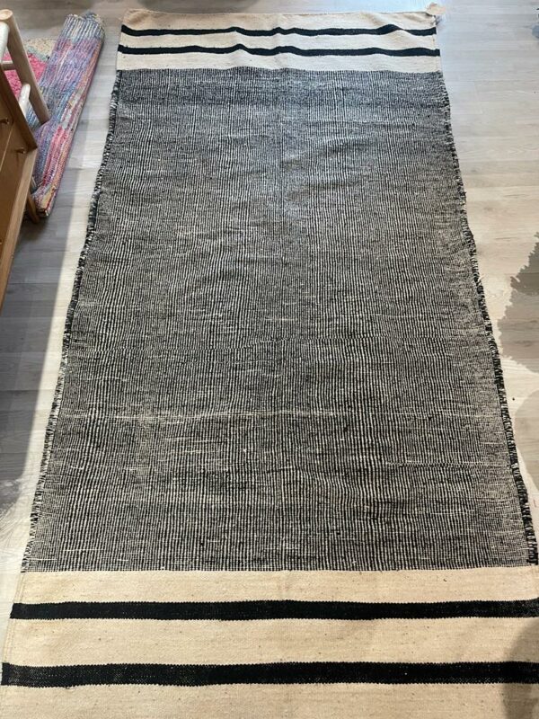 Photo d'un tapis Beni-Ouarain Zanafi tissé noir et blanc.