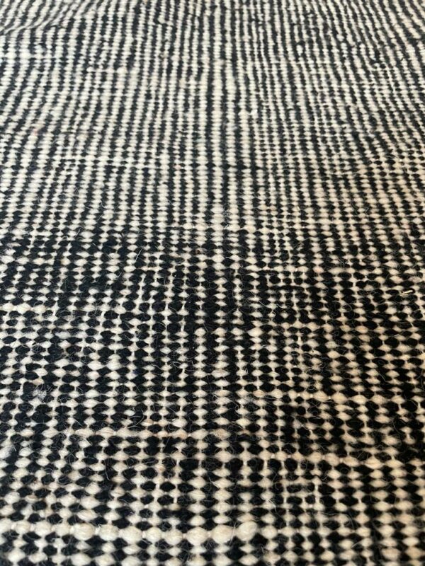 Photo d'un tapis Beni-Ouarain Zanafi tissé noir et blanc.