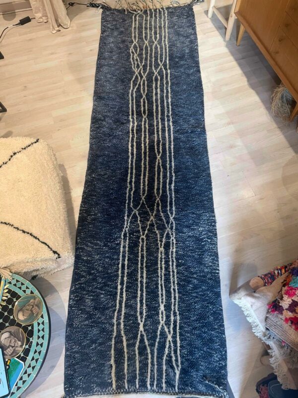 Vue complète du tapis Mrirt bleu chiné, ligne aléatoire écrue.