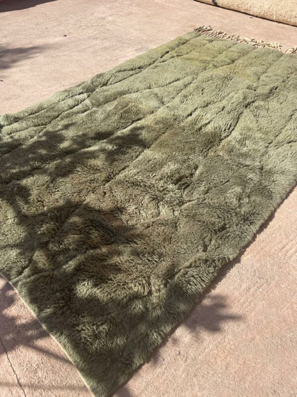 Tapis Mrirt kaki étendu au sol de la ferme. Sous le soleil des montagnes de l'Atlas.