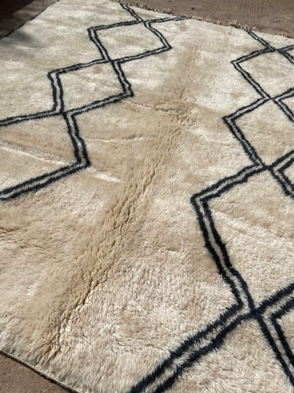 Photo d'un tapis Mrirt écru avec deux ligne de losanges double de chaque coté, se sont des tapis de très belle qualité, le tapis Mrirt est un tapis à poils plus ou moins long, la trame est ton sur ton ou visible.