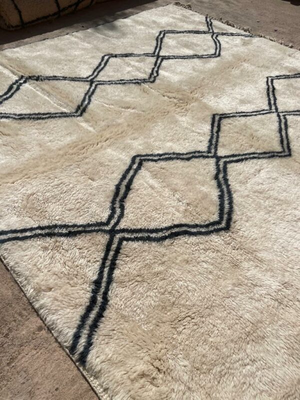 Tapis Mrirt losanges noir sur couleur naturelle de la laine.