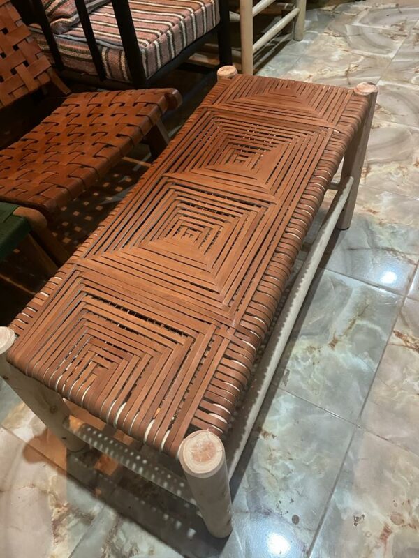 Photo d'un banc en cuir tressé avec de fine lamelle de peau, couleur Kamel, tres jolie réalisation. les lamelle forme des motifs graphique.