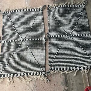 Photo de deux tapis Beni-Ouarain Zanafi noir/blanc descente de lit.