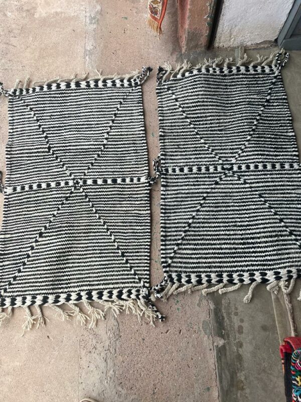 Photo de deux tapis Beni-Ouarain Zanafi noir/blanc descente de lit.