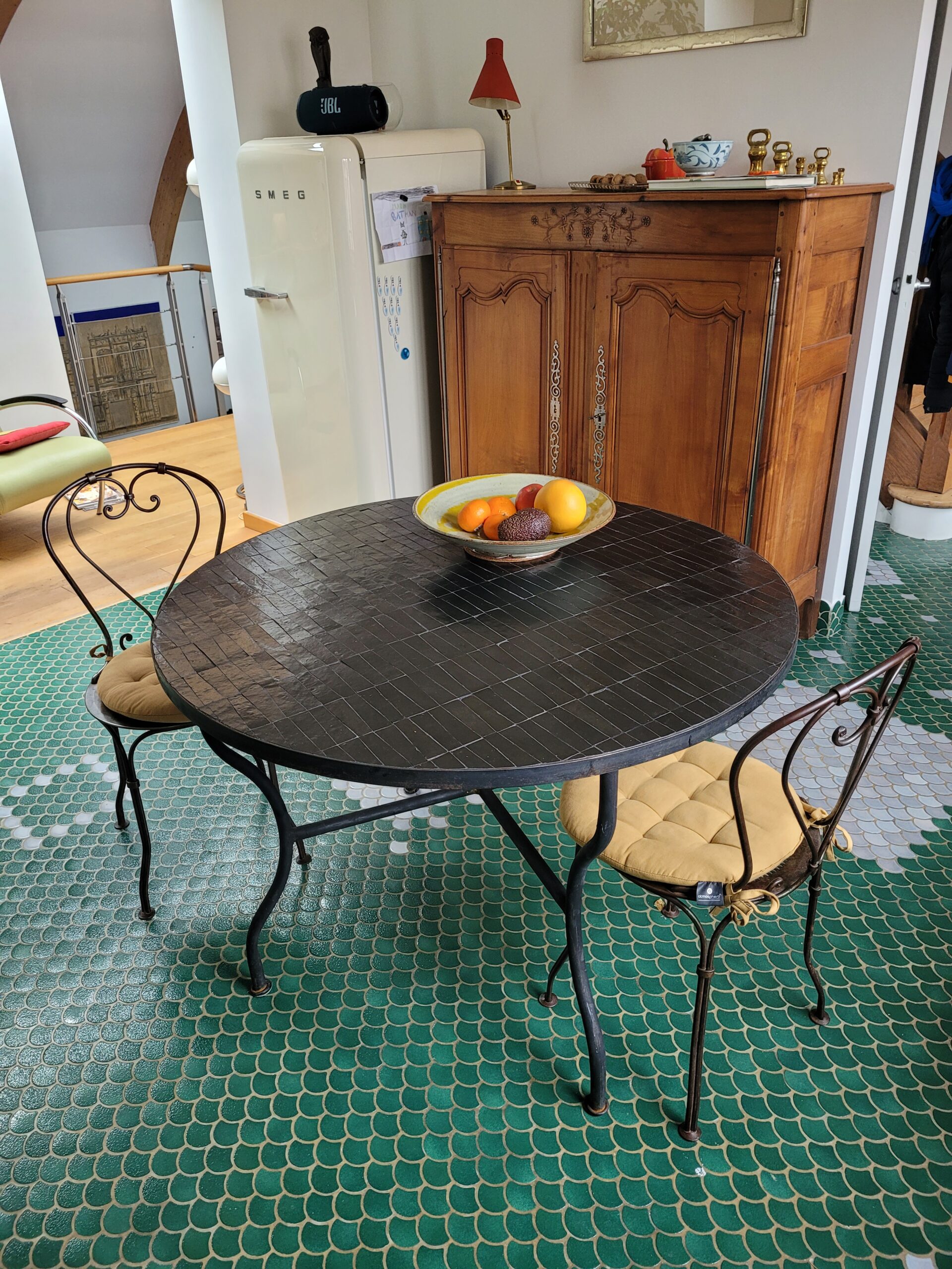 chez nos clients table en zellige noir (1) table en zellige noir 110 cm de diametre.