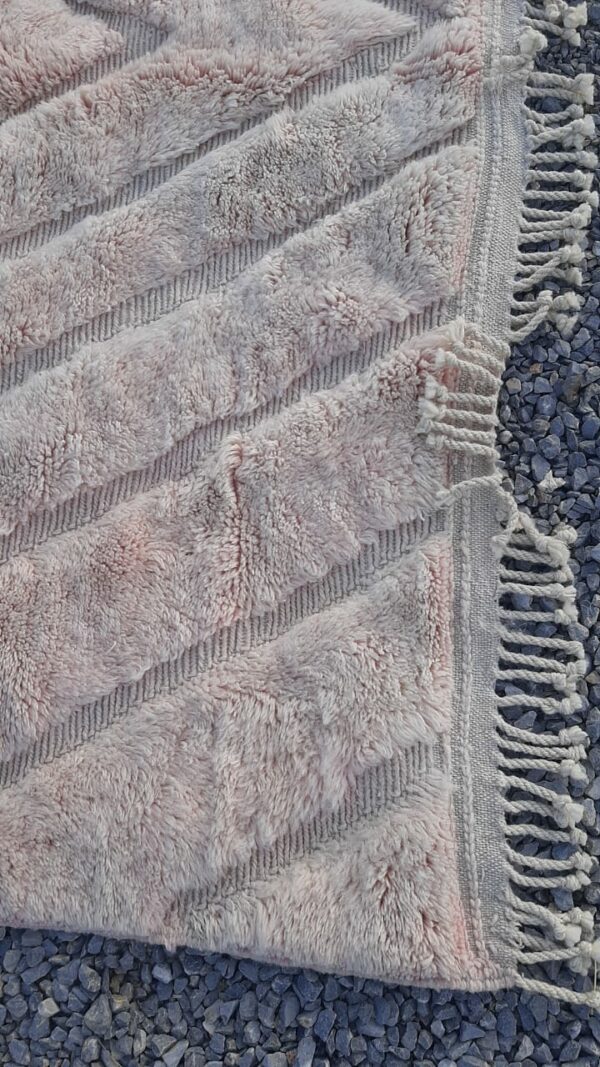 Photo d'un tapis Mrirt beige rosé. 310x215. Tapis entièrement réalisé en laine, avec des doubles nœuds, il est dense, épais, sa texture est douce et soyeuse. Le tapis Mrirt est le tapis contemporain le plus luxueux est un des plus beau du Maroc. confectionné dans les montagnes du moyen Atlas.
