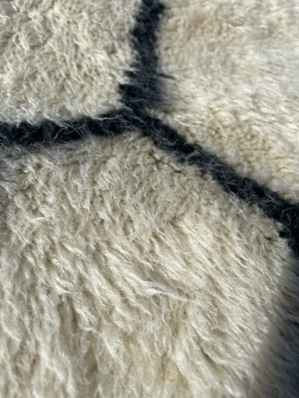 Tapis Mrirt tapis berbère luxe 250x160 cm graphique noir et blanc.