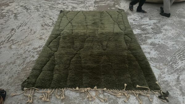 Tapis berbère Mrirt kaki 100% laine, exposé au sol.