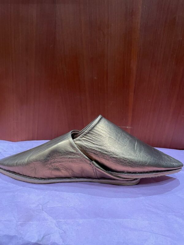 Photo d'une paire de babouche femme pointue en cuir couleur or.