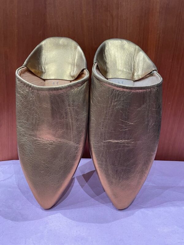 Photo d'une paire de babouche femme pointue en cuir couleur or.