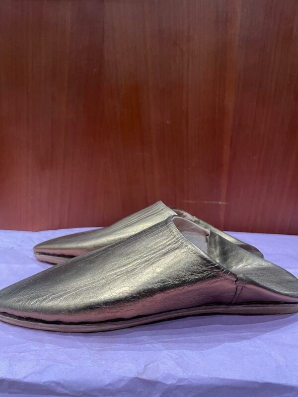 Photo d'une paire de babouche femme pointue en cuir couleur or.
