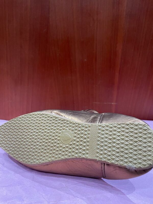 Photo d'une paire de babouche femme pointue en cuir couleur or.