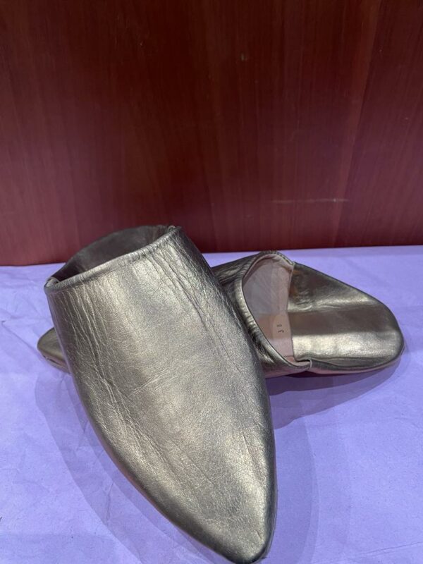 Photo d'une paire de babouche femme pointue en cuir couleur or.