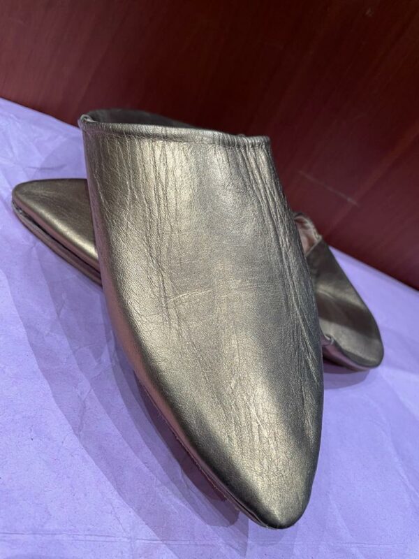 Photo d'une paire de babouche femme pointue en cuir couleur or.