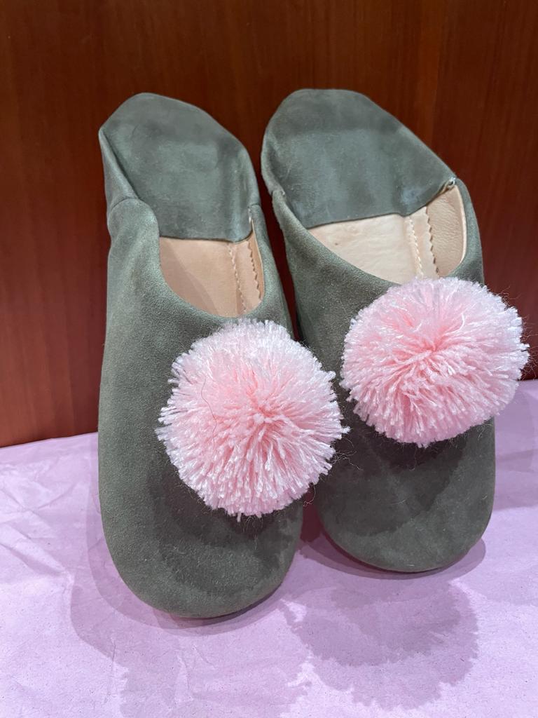 Babouches femme gris avec pompons Babouches femme gris avec pompons.