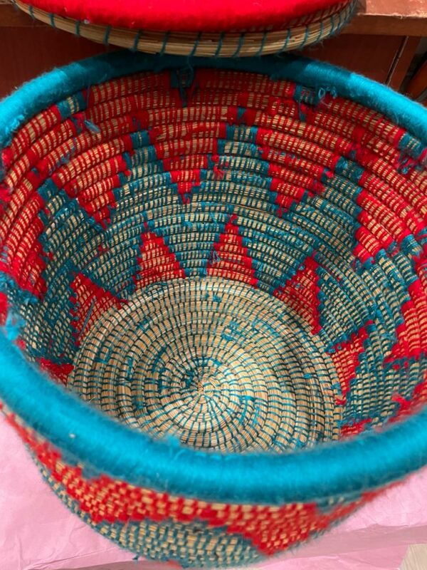 Photo d'un panier à linge en doum couleur bleu et rouge.