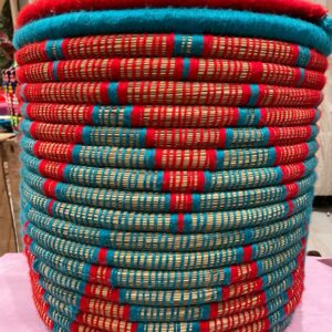 Photo d'un panier à linge en doum couleur bleu et rouge.