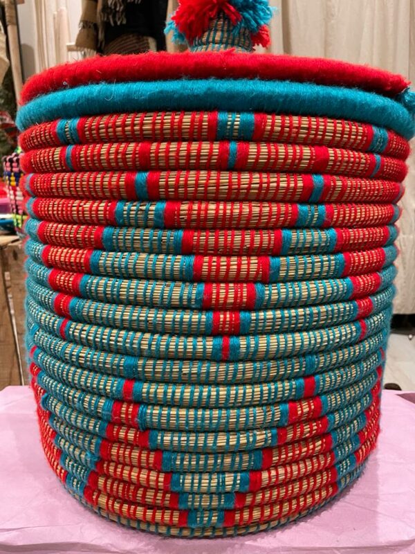 Photo d'un panier à linge en doum couleur bleu et rouge.