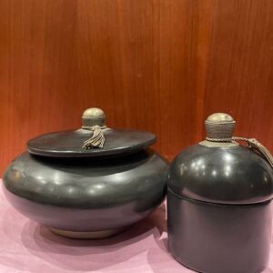 Photo ensemble de pot avec couvercle en poterie peinture en tadelakt noire.