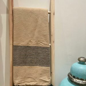 Photo d'un plaid en coton beige avec rayure noire.
