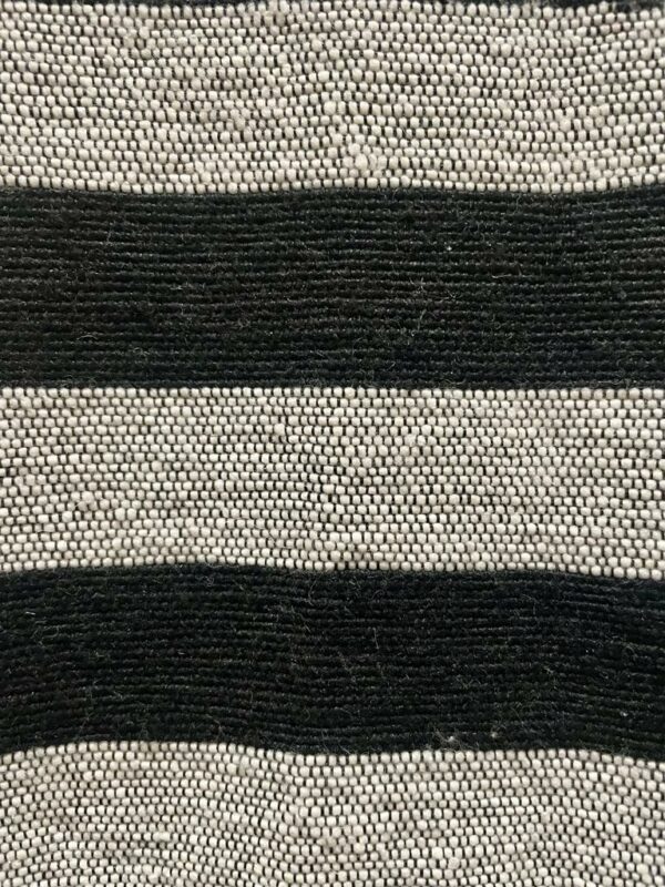 Photo d'un plaid en coton rayure gris et noir.