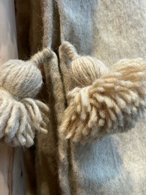 Photo d'un plaid en laine couleur sable.