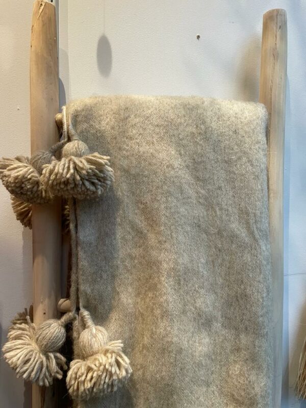 Photo d'un plaid en laine couleur sable.