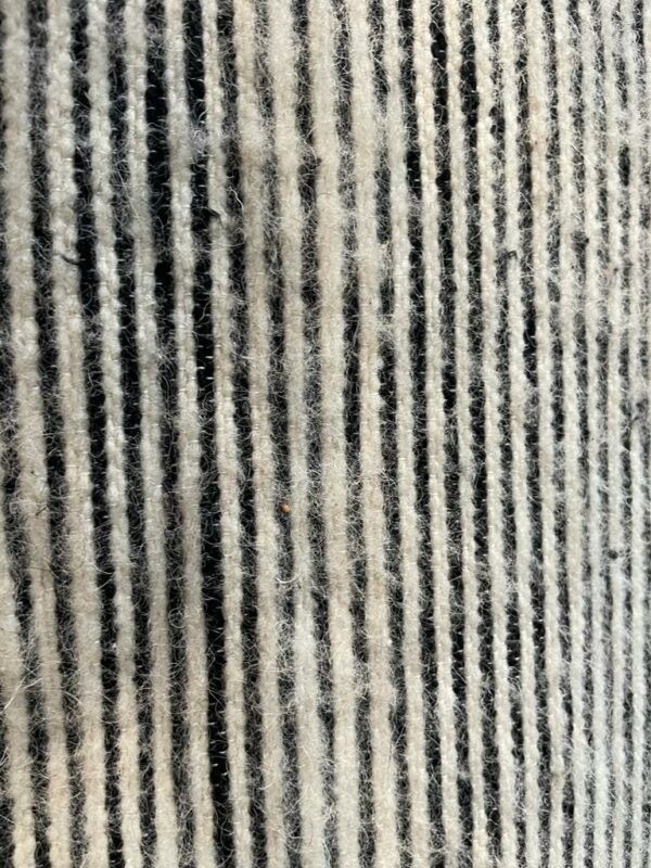 Photo d'un plaid en laine fine rayure.
