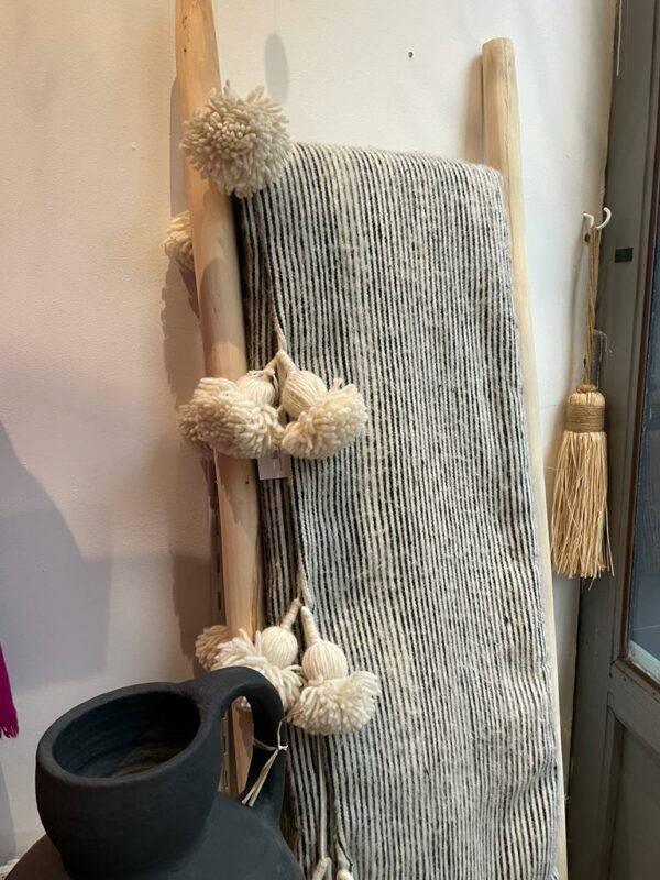 Photo d'un plaid en laine fine rayure.