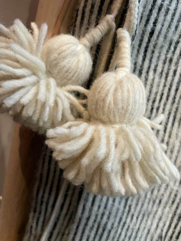 Photo d'un plaid en laine fine rayure.