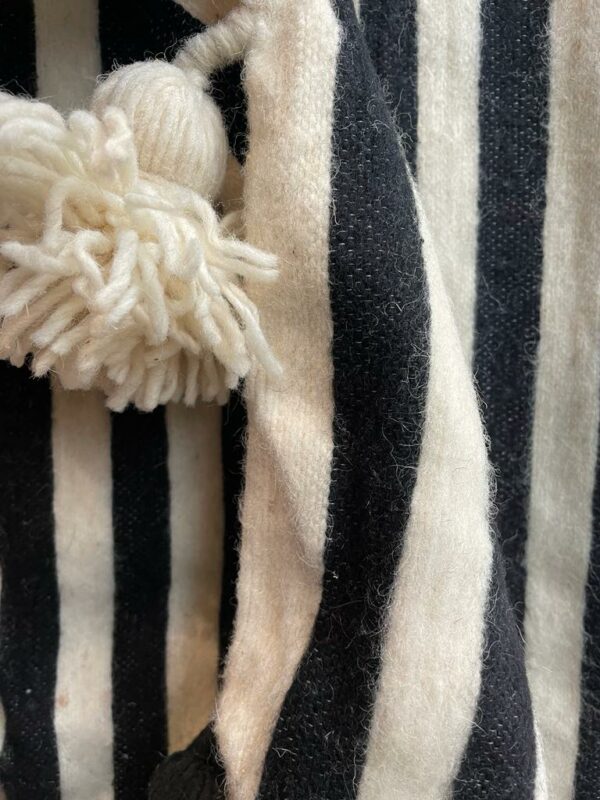 Photo d'un plaid en laine rayé noir et blanc.