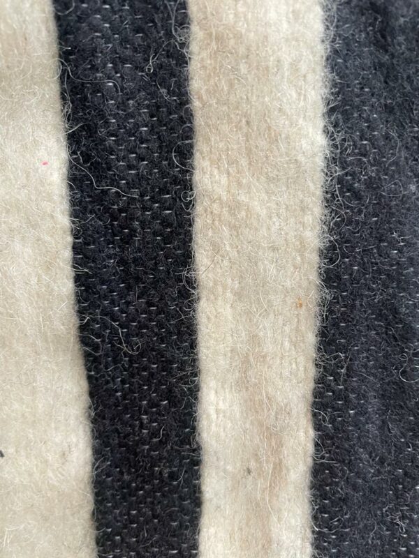 Photo d'un plaid en laine rayé noir et blanc.