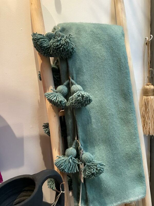 Photo d'un plaid en laine vert amande.