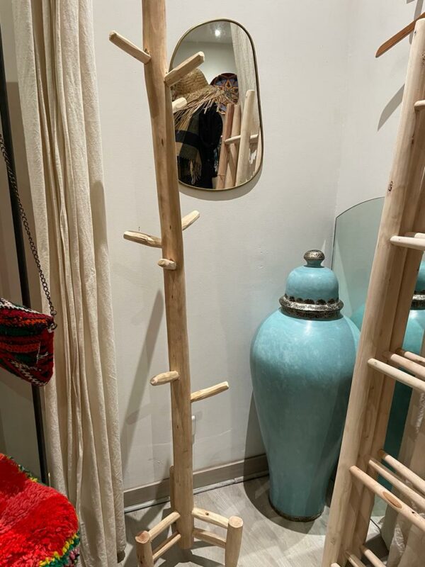 Photo d'un porte manteau en bois brute.