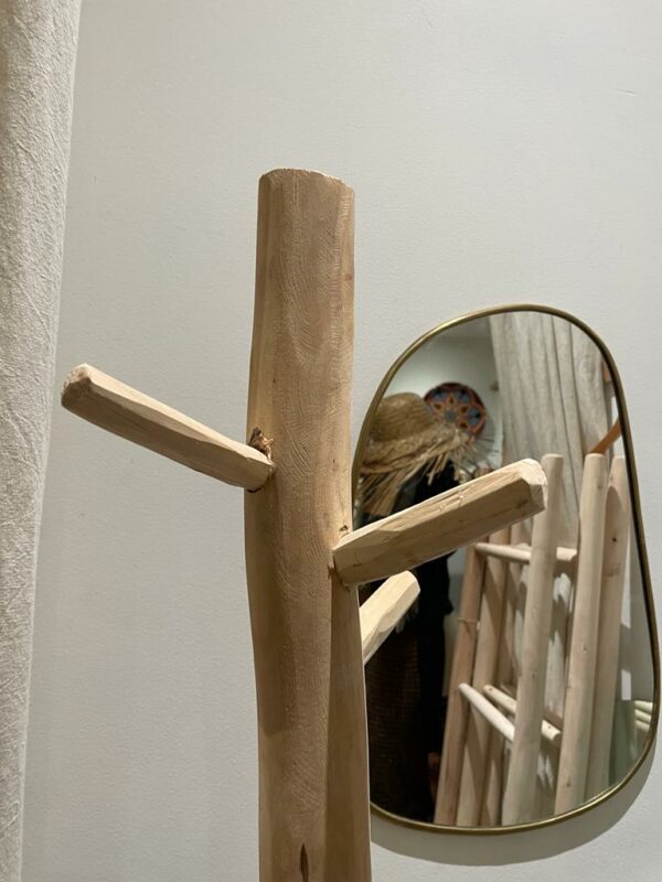 Photo d'un porte manteau en bois brute.
