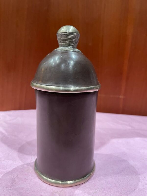 Photo d'un pot allongé en poterie peinture en tadelakt marron.