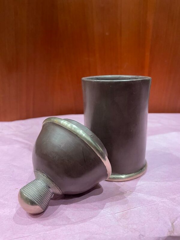Photo d'un pot allongé en poterie peinture en tadelakt marron.