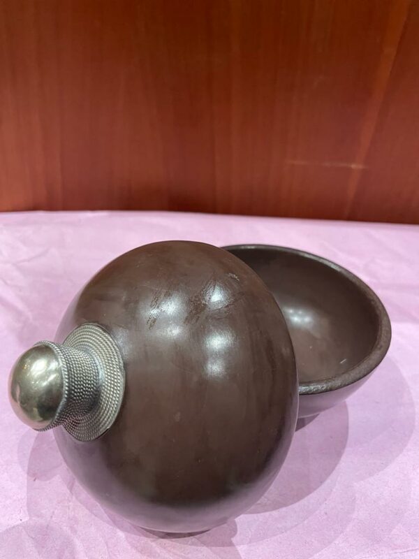 Photo d'un pot rond en poterie peinture en tadelakt marron.