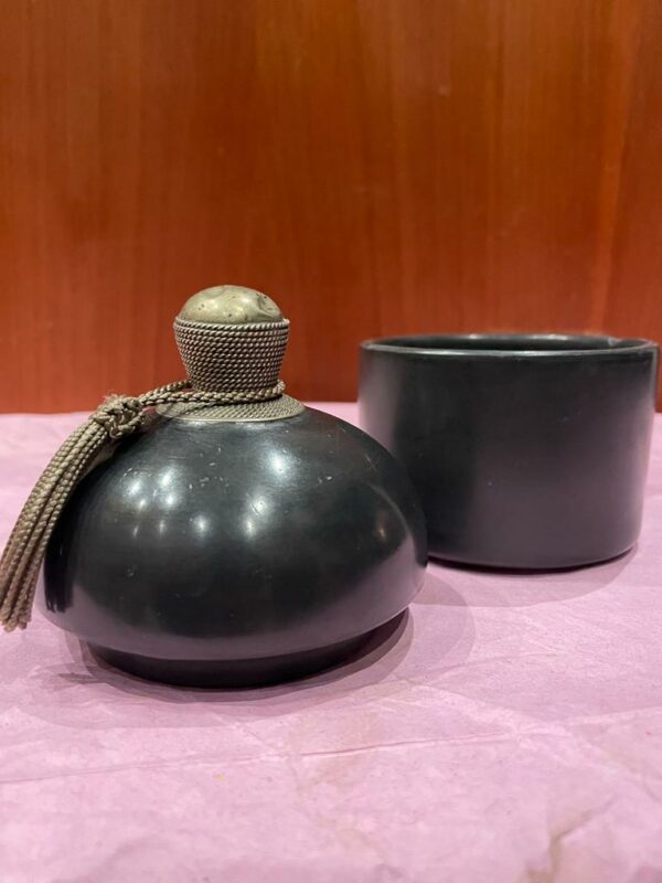 Photo d'un pot avec couvercle en poterie peinture en tadelakt noire.