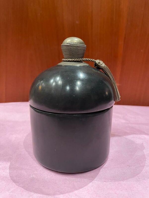 Photo d'un pot avec couvercle en poterie peinture en tadelakt noire.
