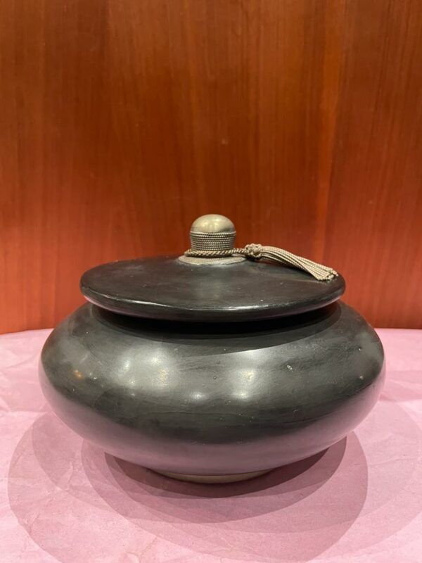 Photo d'un pot en poterie peinture en tadelakt noire.