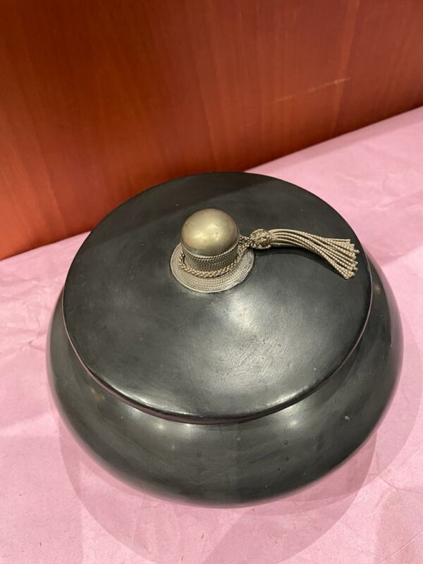 Photo d'un pot en poterie peinture en tadelakt noire.