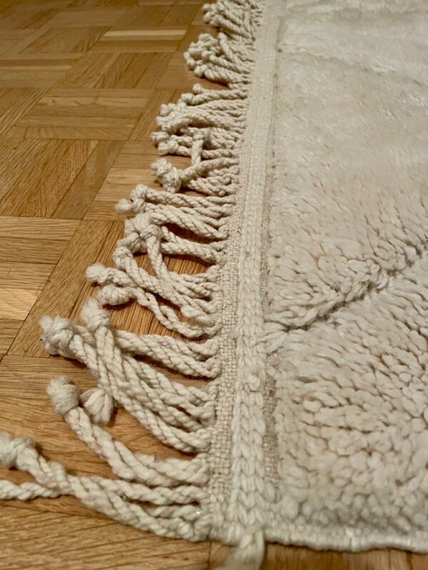 Photo d'un tapis Mrirt blanc losanges blancs.