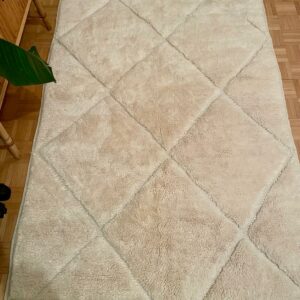 Photo d'un tapis Mrirt blanc losanges blancs.