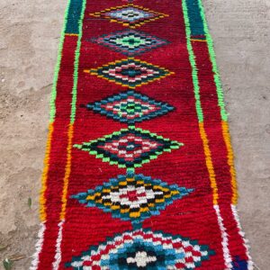 Photo d'un tapis couloir boucherouite rouge.