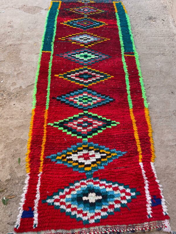 Photo d'un tapis couloir boucherouite rouge.