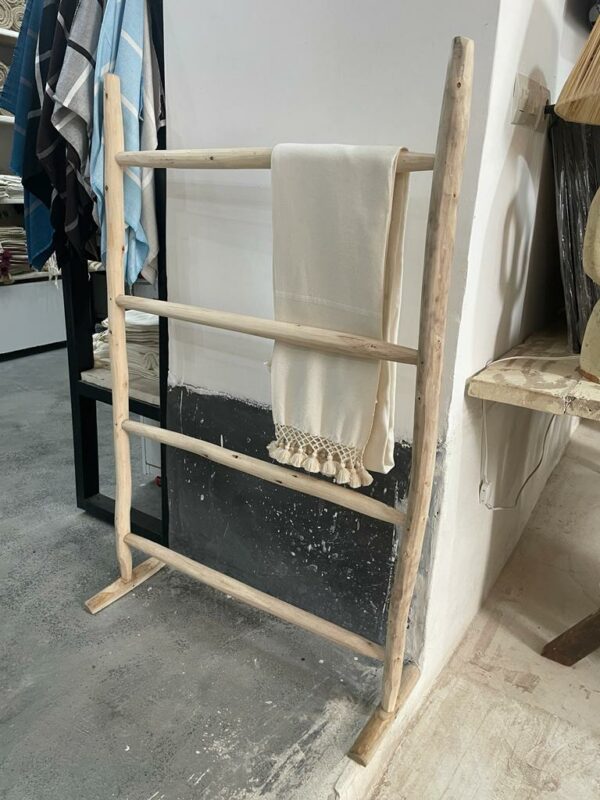 Photo d'un porte serviette en bois brute.